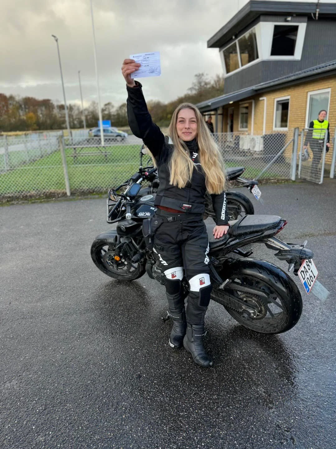 Motorcykel kørekort elev på køreteknisk anlæg i sønderborg. Har netop modtaget sit MC kørekort. 